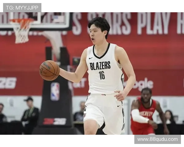 场均仅1分开拓者仍信任杨瀚森球队暂无担忧态度积极 场均仅1分开拓者仍信任杨瀚森球队暂无担忧态度积极